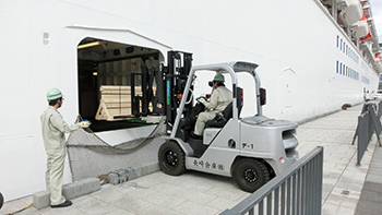 客船への積み込みのようす