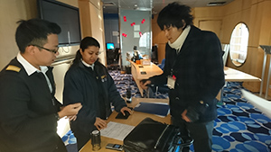 入港時の打ち合わせのようす